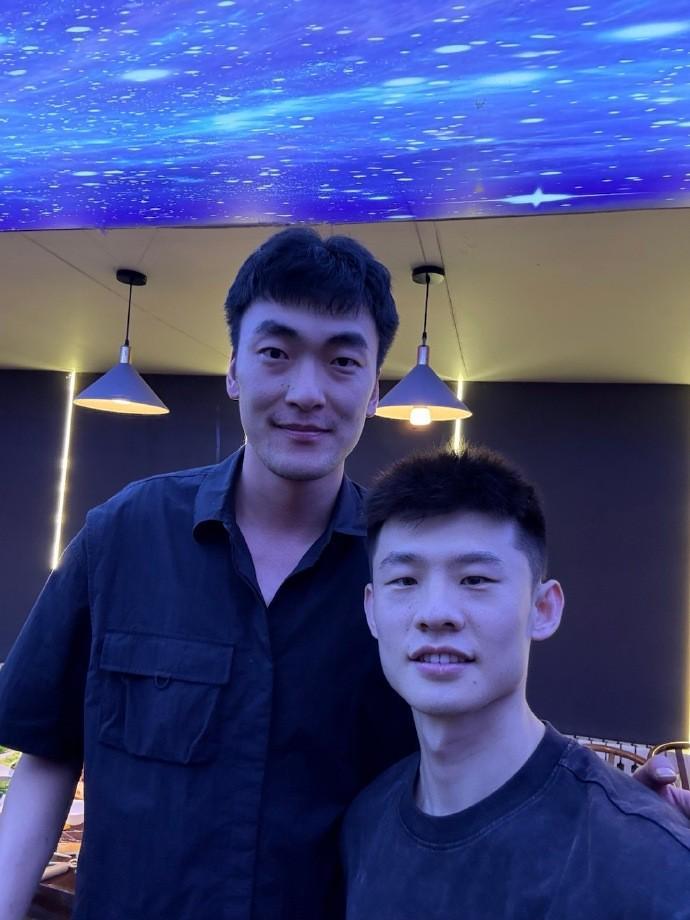王岚嵚晒与张镇麟等人合照：一年队友，但足够幸运和自豪