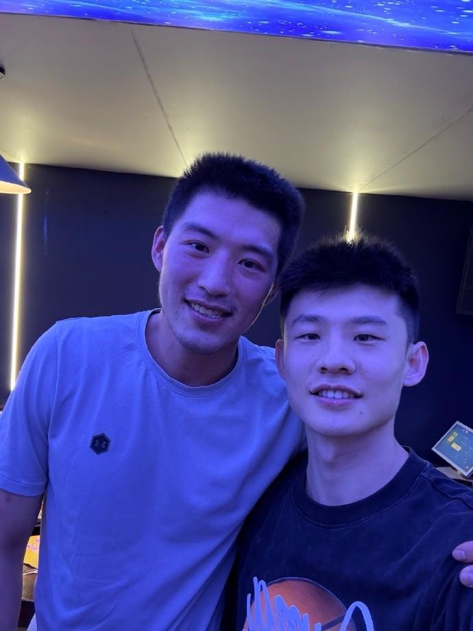 王岚嵚晒与张镇麟等人合照：一年队友，但足够幸运和自豪