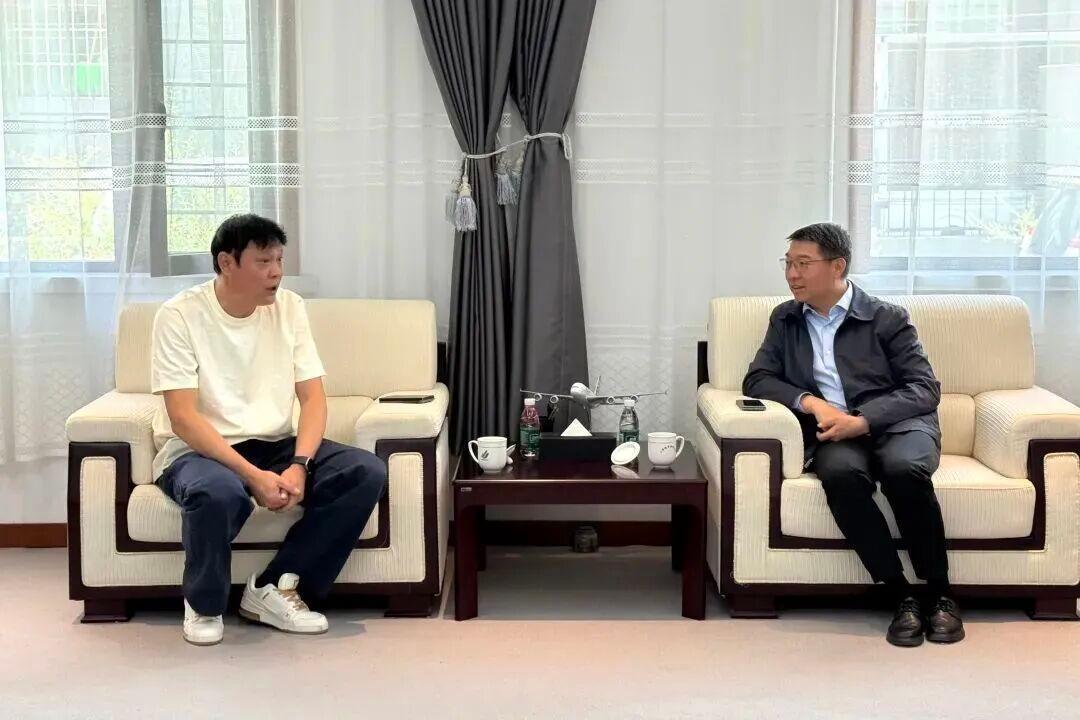 开云体育官网-范志毅赴青海参加格萨尔王杯青少年赛，与当地签约培养人才