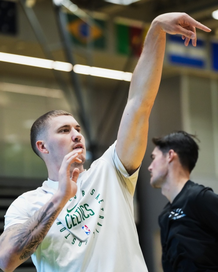 绿军官方晒训练照：普理查德&amp;新援安芬尼-西蒙斯在列