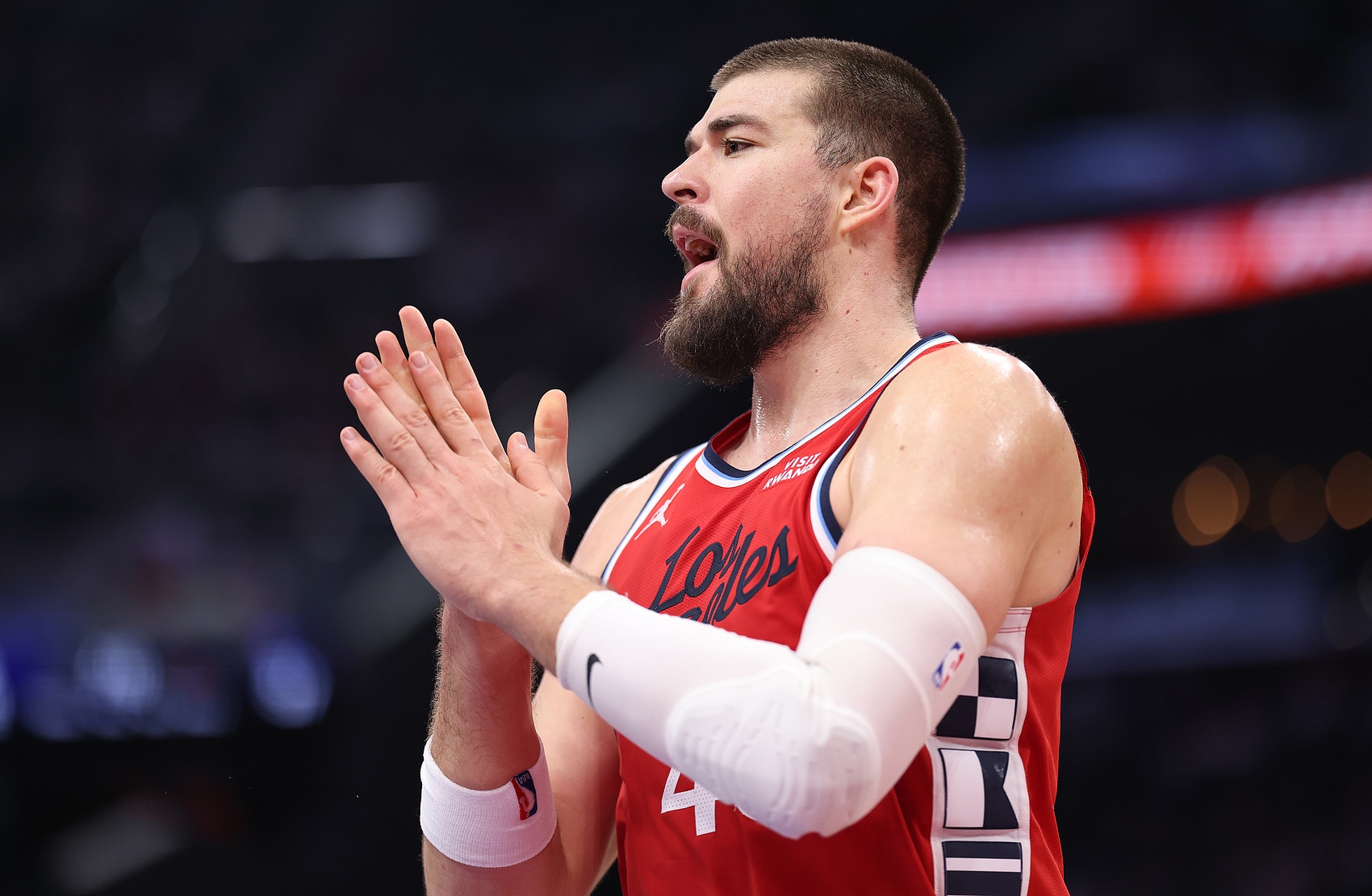 KAIYUN-空间差距！射手群拱卫布朗50分砍瓜切菜 祖巴茨偷走登卡单打空间