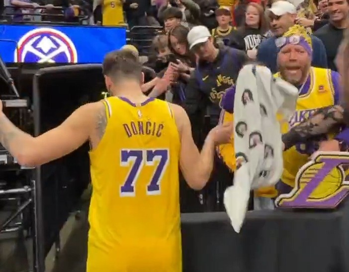 开云体育官网-詹姆斯和东契奇赛后都为球迷送上原味儿毛巾 球迷都欣喜若狂