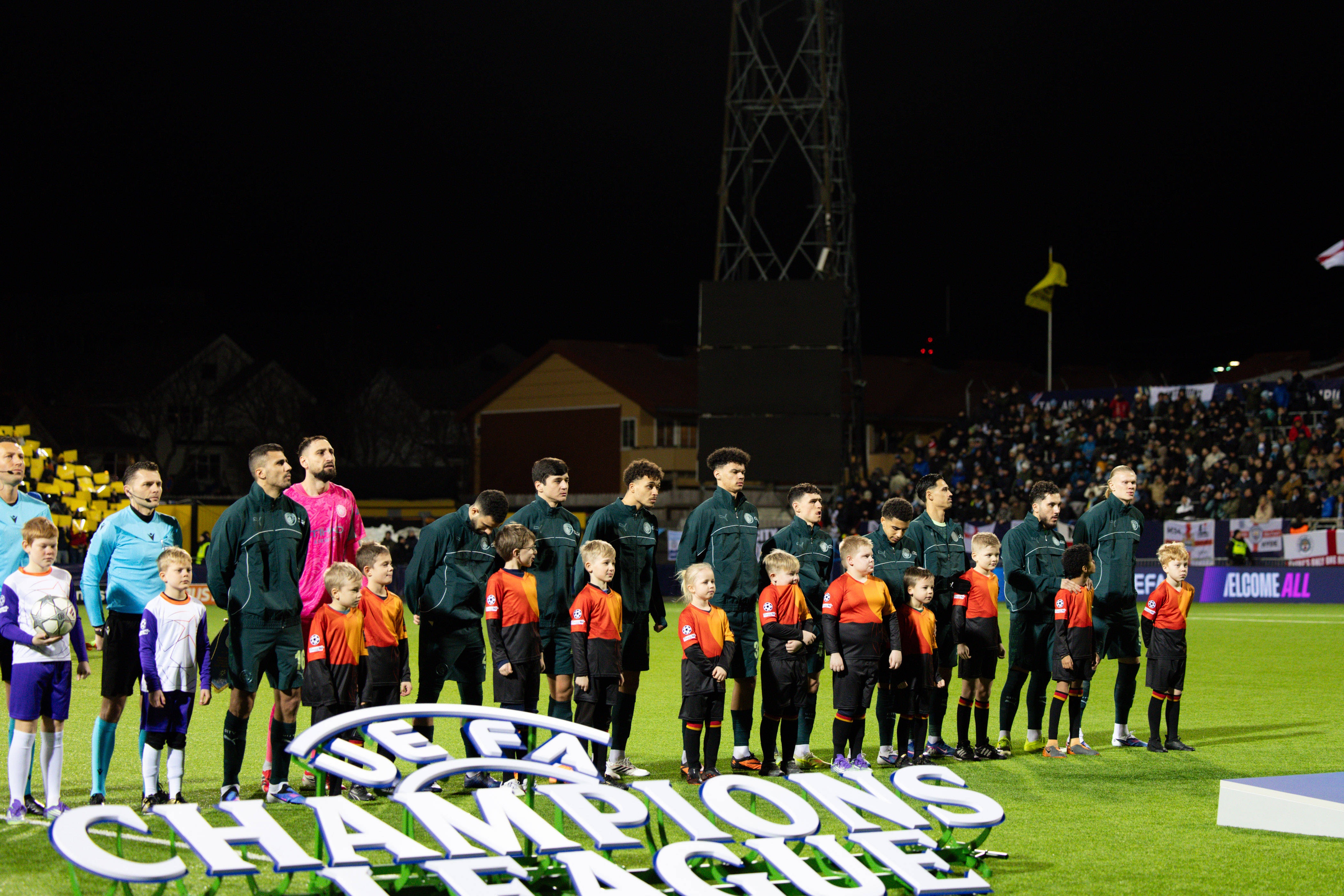 开云体育下载-曼晚谈曼城球迷北极圈之旅：无票球迷爬上树在极光下看比赛