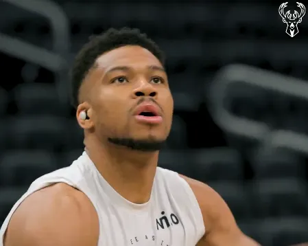 开云体育-他来了！雄鹿官方晒字母哥积极投入赛前热身的瞬间