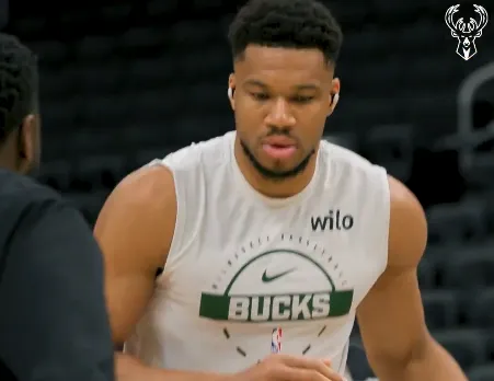 开云体育-他来了！雄鹿官方晒字母哥积极投入赛前热身的瞬间