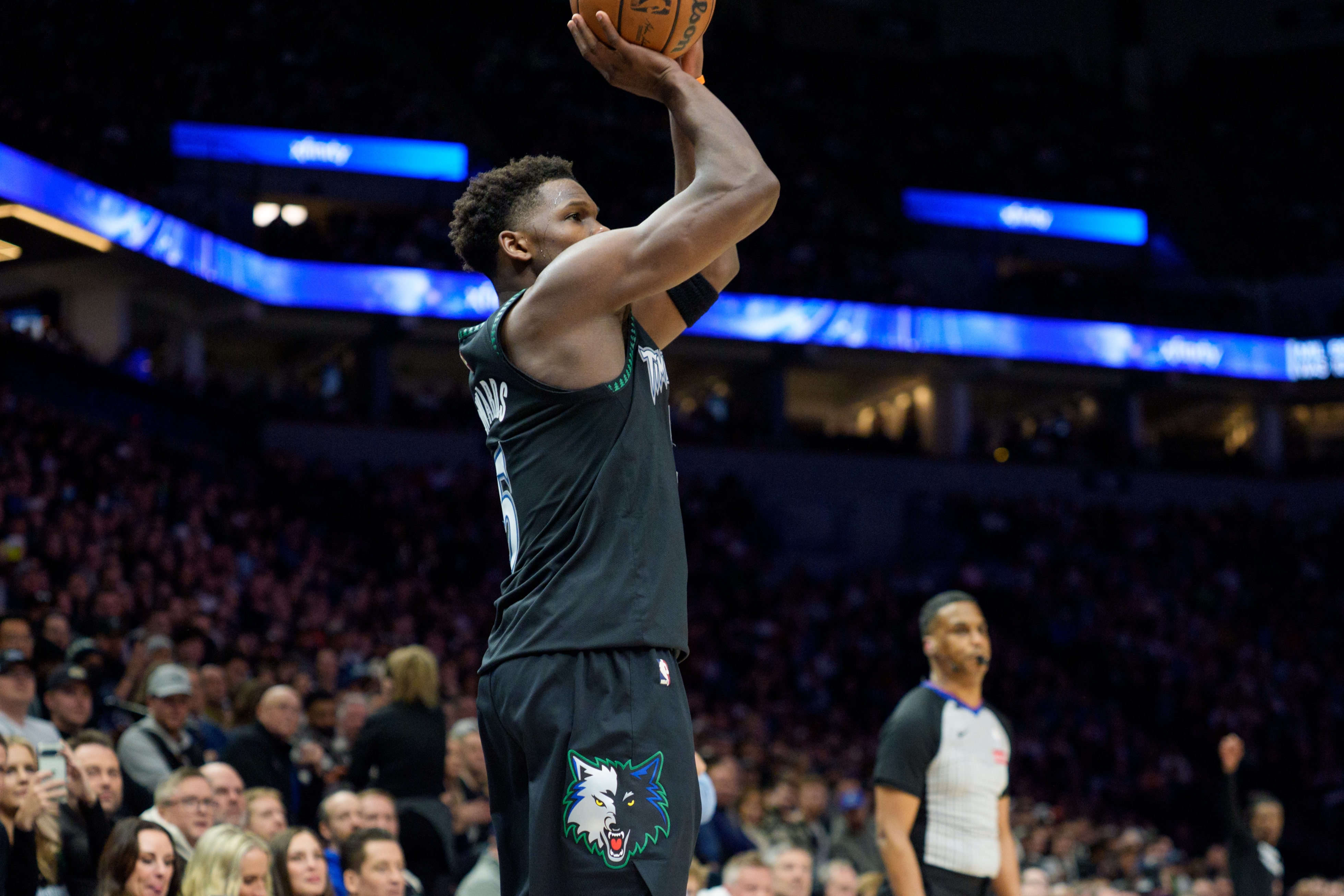 开云体育官网-针锋相对！爱德华兹首节9中4拿到9分2板 巴雷特5中3贡献8分1板1助