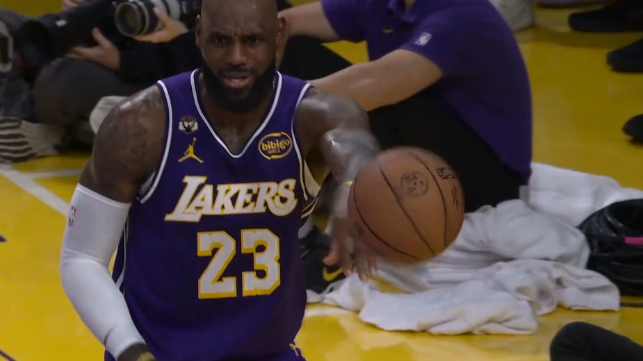 吓人啊！詹姆斯关键发球竟然失误了 埃奇库姆三分真进啊！！