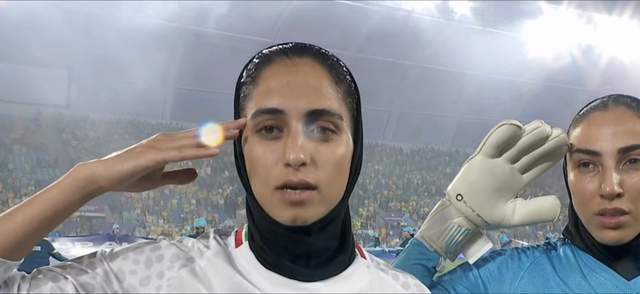 开云体育-女足亚洲杯焦点战：伊朗女足今天高唱国歌，首发11人集体敬礼！