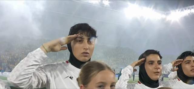 开云体育-女足亚洲杯焦点战：伊朗女足今天高唱国歌，首发11人集体敬礼！