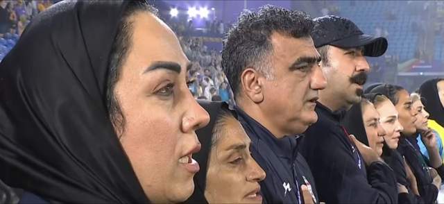 开云体育-女足亚洲杯焦点战：伊朗女足今天高唱国歌，首发11人集体敬礼！