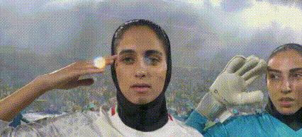 开云体育-女足亚洲杯焦点战：伊朗女足今天高唱国歌，首发11人集体敬礼！