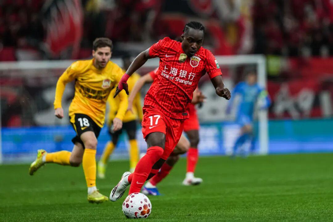 开云体育官网-武磊替补8分钟双响！海港主场大胜西海岸，收获新赛季中超首胜！